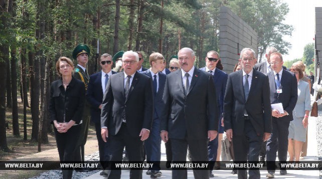 Лукашенко с президентами Германии и Австрии посетил мемориальный комплекс "Тростенец"