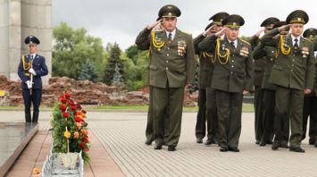 Церемония возложения венков по случаю Дня Независимости прошла в Бресте