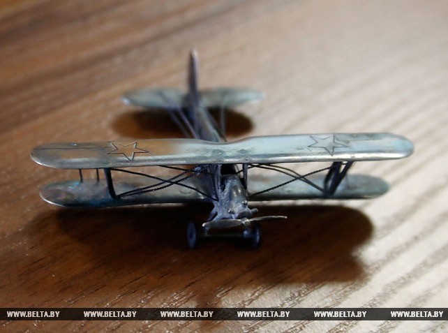 Уникальную серебряную модель самолета подарил витебскому музею ювелир Андрей Жизневский