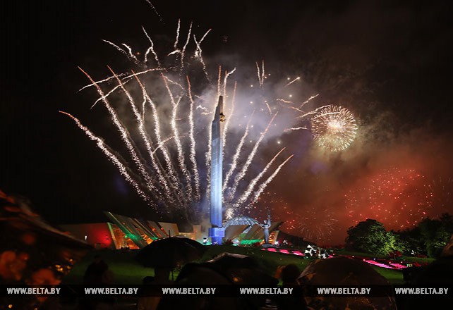 Исполнением гимна и салютом завершилось празднование Дня Независимости в Минске