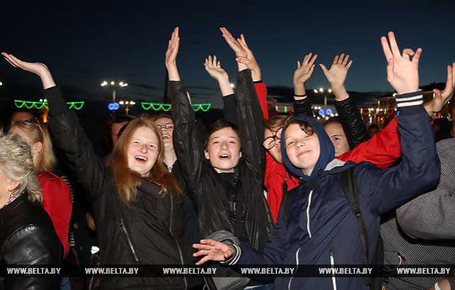 Акция "Споем гимн вместе" прошла на площади Победы в Витебске