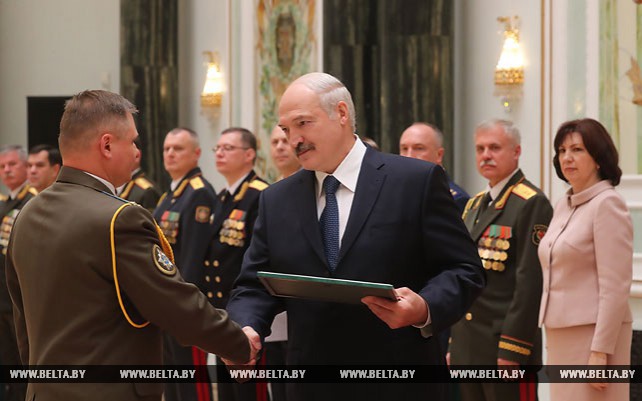 Лукашенко принял участие в церемонии чествования выпускников высших военных учебных заведений и высшего офицерского состава
