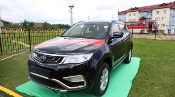 Лукашенко подарил автомобиль Geely Atlas коллективу белыничского колхоза "Родина"