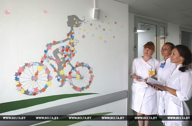 Студенты-волонтеры оформляют стены в новых корпусах Гомельской областной детской больницы