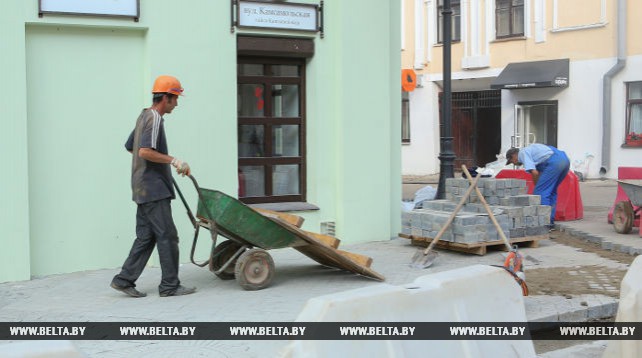 На улице Революционной в Минске устанавливают дополнительные ливневки