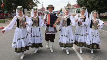 Международный "Вишневый фестиваль" проходит в Глубоком