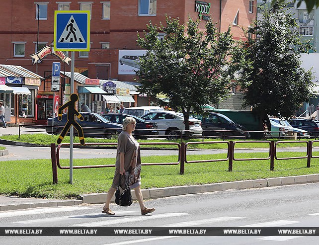 В Витебске на нерегулируемом переходе установили светоотражающие силуэты пешеходов
