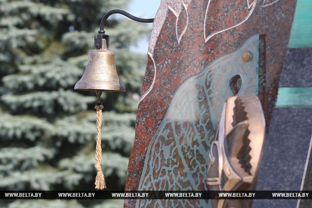 Памятный знак со столетним пожарным колоколом открыли в Гродно