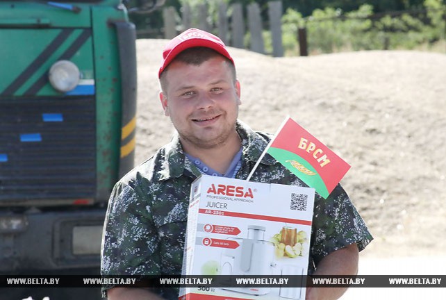 Молодого водителя, перевезшего более 2 тыс. т зерна, чествовали в Речицком районе