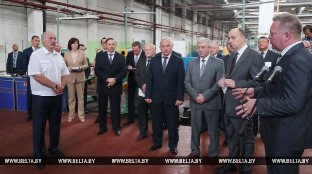 Лукашенко подверг жесткой критике качество работы по развитию Оршанского инструментального завода