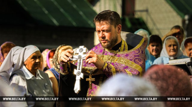 Православные верующие празднуют Медовый спас