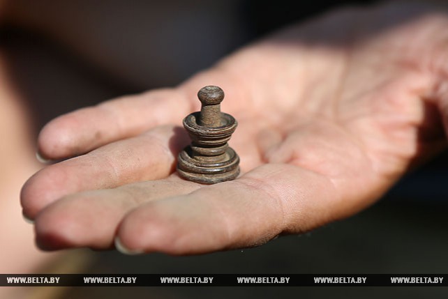 Средневековая шахматная фигура найдена во время раскопок в Старом замке в Гродно