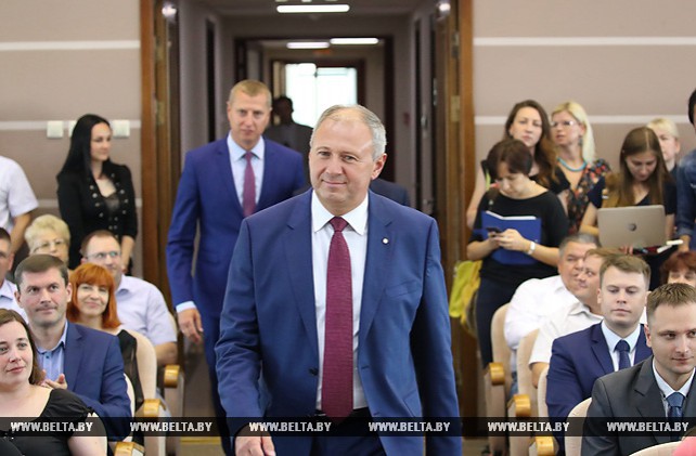 Сергей Румас представил министра экономики Дмитрия Крутого коллективу министерства