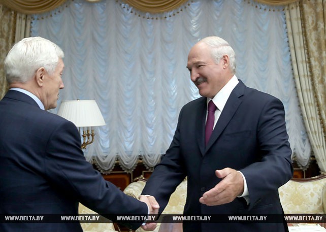 Лукашенко встретился с Суриковым по случаю завершения его дипломатической миссии в Беларуси