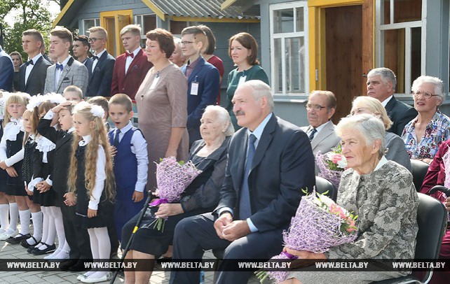 Лукашенко в День знаний посетил родную школу в Александрии