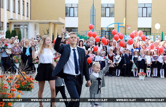 Мясникович принял участие в торжественной линейке в гимназии №3 Могилева