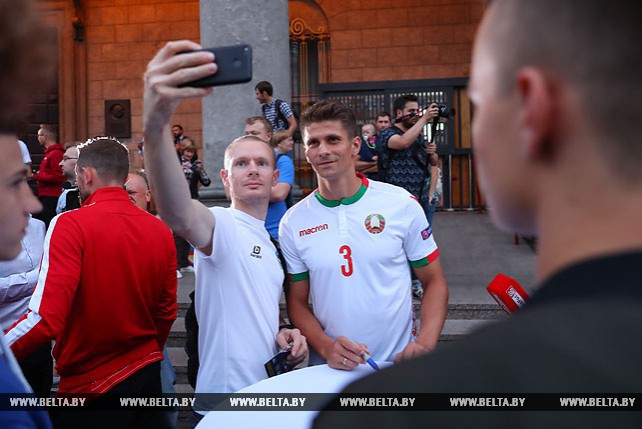 Новую форму национальной сборной Беларуси по футболу представили болельщикам в Минске