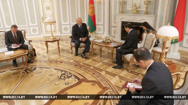 Александр Лукашенко встретился с послом Вьетнама Ле Анем