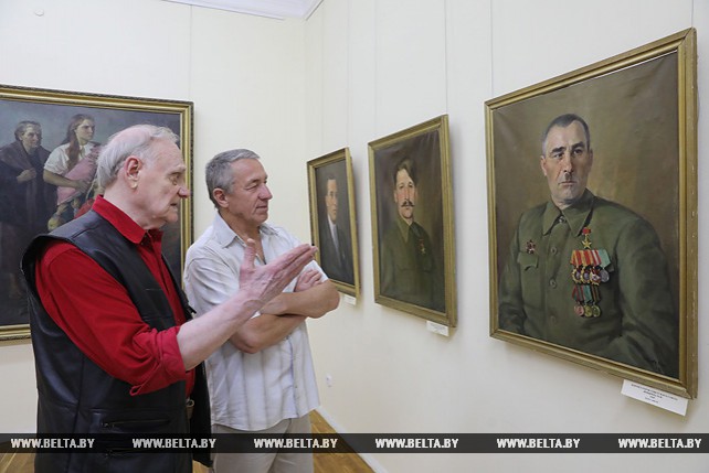Портреты партизанских комбригов показали на выставке Петра Явича в Витебске