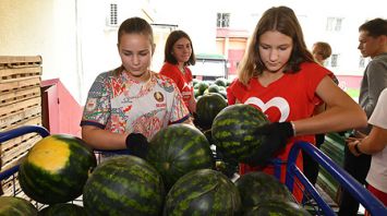 Школьники привезли арбузы и картофель с президентского поля в дом-интернат