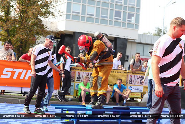Соревнования среди пожарных-спасателей у Дворца спорта