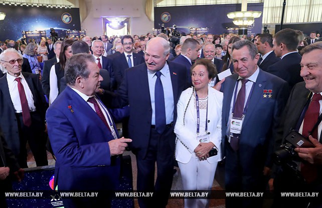 Лукашенко отмечает уверенное развитие космической отрасли в Беларуси