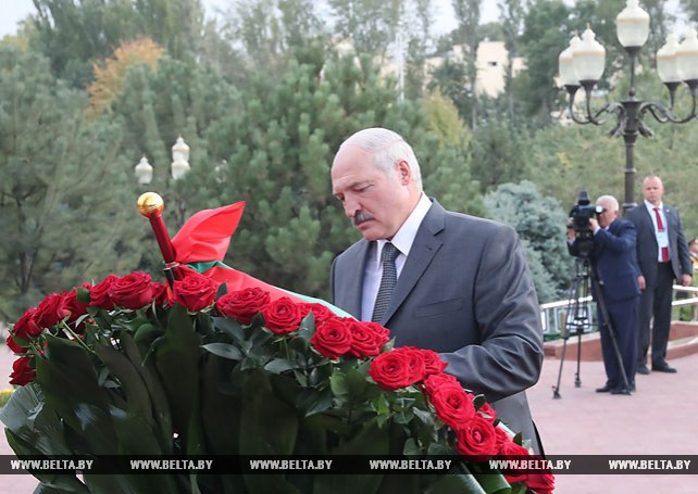 Лукашенко начал визит в Ташкент с возложения цветов на площади Независимости и к памятнику Каримову