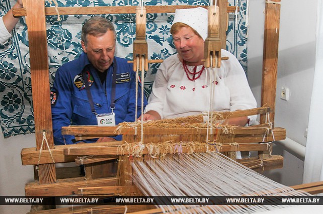 Космонавтов из США и Франции познакомили с традициями бездежского фартушка