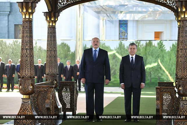 Церемония официальной встречи Лукашенко прошла в "Голубом дворце" Мирзиеева