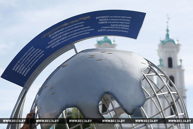 Трехметровый глобус с городами-побратимами установлен в центре Гродно