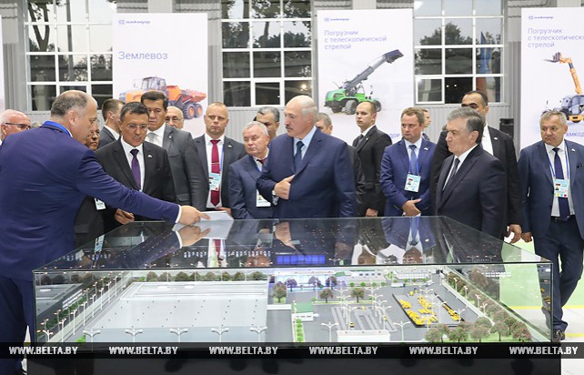 Лукашенко и Мирзиеев открыли новый корпус белорусско-узбекского предприятия "Амкодор-Агротехмаш"