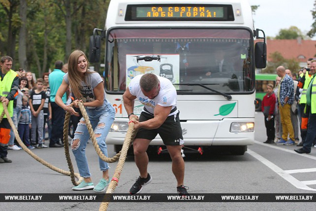 Силач в Гродно протянул 12-тонный троллейбус с пассажирами