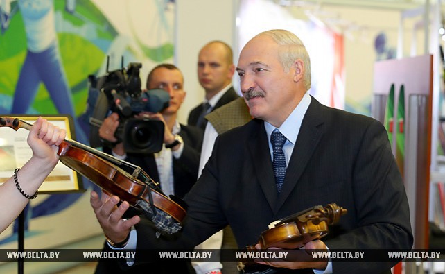 Лукашенко показали белорусские ратраки, лыжероллеры и пианино