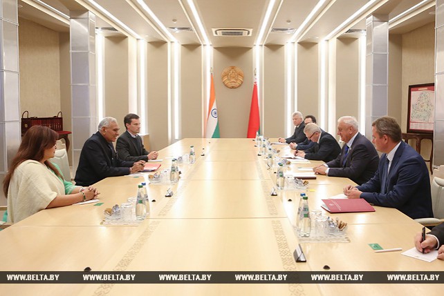Мясникович встретился с государственным министром торговли и промышленности Индии