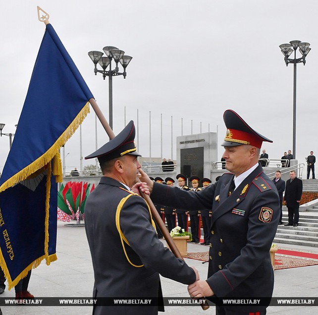 Шуневич вручил флаг подразделениям уголовного розыска