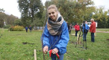 Активисты БРСМ и ветераны комсомола заложили в минском парке Победы яблоневую аллею