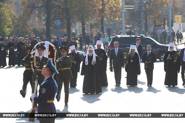Патриарх Кирилл возложил венок к монументу Победы в Минске