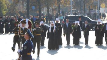 Патриарх Кирилл возложил венок к монументу Победы в Минске