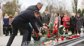 Ветераны комсомола и активисты БРСМ возложили цветы к Вечному огню в Брестской крепости