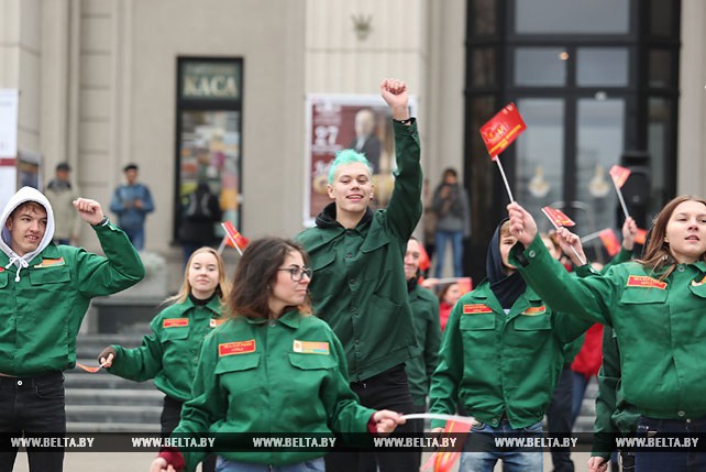 Молодежный флешмоб "100 добрых сердец" провели в Минске