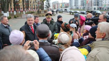 Порошенко возложил цветы к бюсту Тараса Шевченко в Гомеле и пообщался с украинской диаспорой