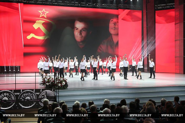 Торжественное собрание и концерт к 100-летию ВЛКСМ проходят во Дворце Республики