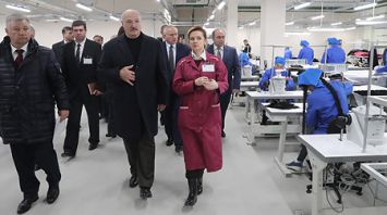 Лукашенко посетил меховой комбинат в Витебске