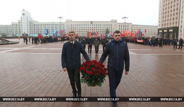 Цветы к памятнику Ленину возложили в Минске