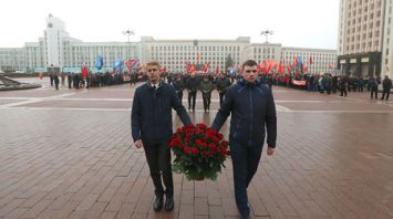 Цветы к памятнику Ленину возложили в Минске