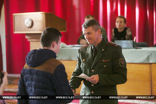 Свыше 200 призывников из Лиды на практике ознакомились с особенностями военной службы