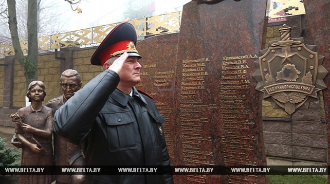 Памятник милиционерам, погибшим при исполнении служебного долга, открылся возле УВД Миноблисполкома