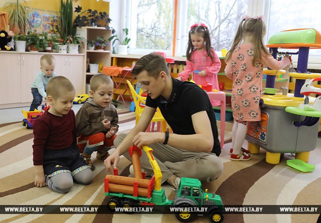 Молодой воспитатель Юрий Литошик работает в витебском детском саду
