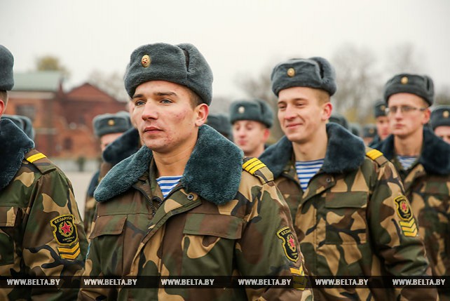 Военнослужащих 38-й отдельной гвардейской десантно-штурмовой бригады ВДВ проводили в запас