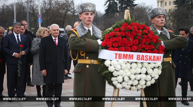 Парламентская делегация Турции возложила венок к монументу Победы в Минске